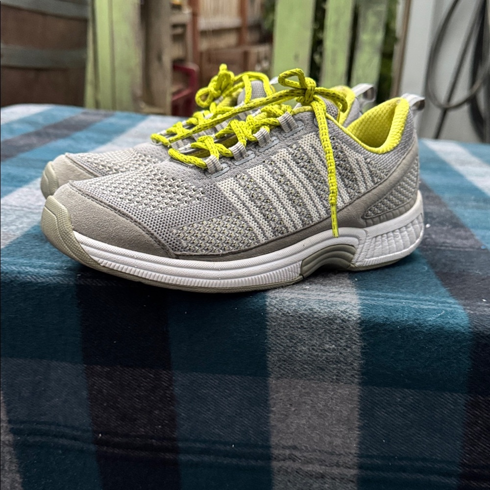 Ortho Feet Coral Knit Sneakers - Size 8
